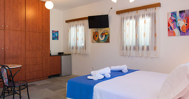 Το δωμάτιο στο ισόγειο του Kipos accommodation στη Σίφνο