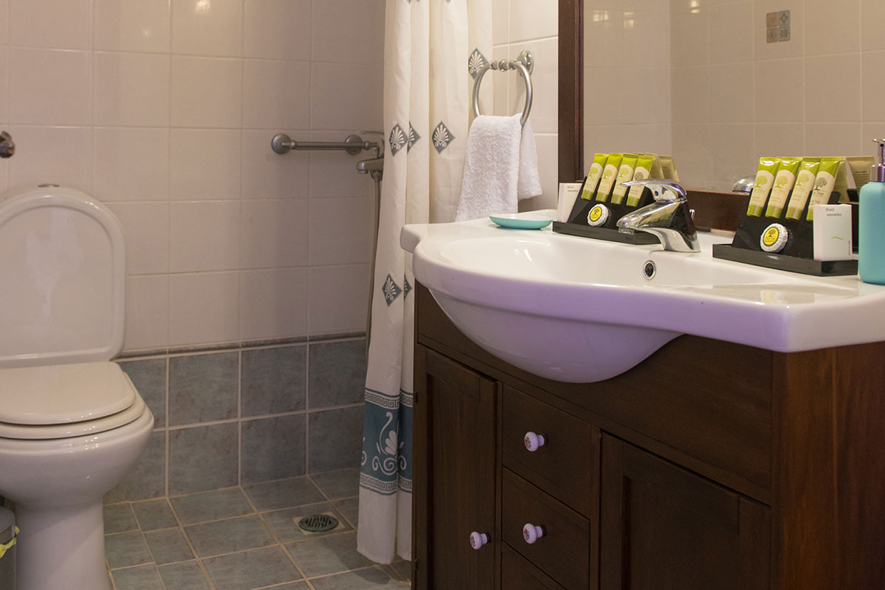 Το μπάνιο του δωματίου στο Kipos accommodation στη Σίφνο